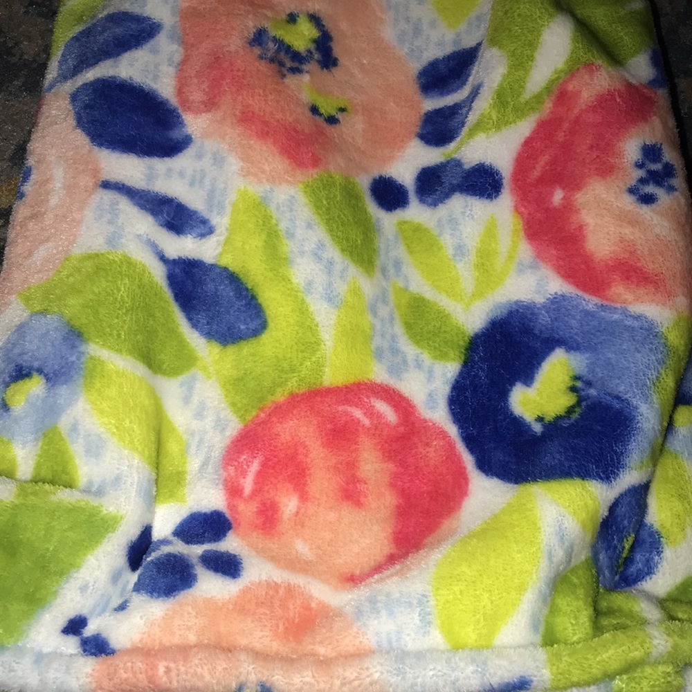 NWT floral soft plush throw by Macys - Picture 3 of 5